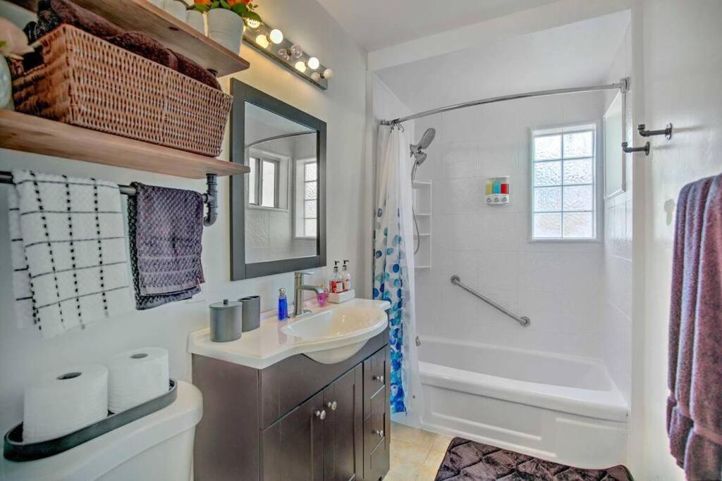 Gorgeous Pacific Beach And Mission Bay Home. Walking Distance To The Bay And Golf Course. Holiday home *